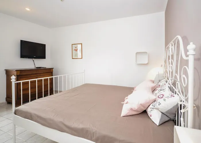 5 Bedroom Gorgeous In Poulx