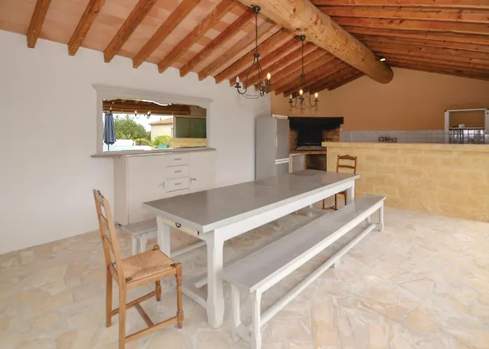 Nyaraló 5 Bedroom Gorgeous In Poulx